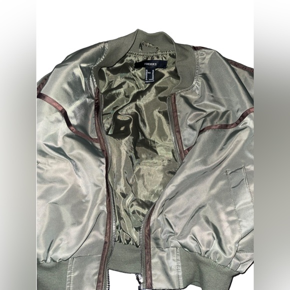 Forever 21 olive green cropped bomber jacket NWOT! - Picture 5 of 11